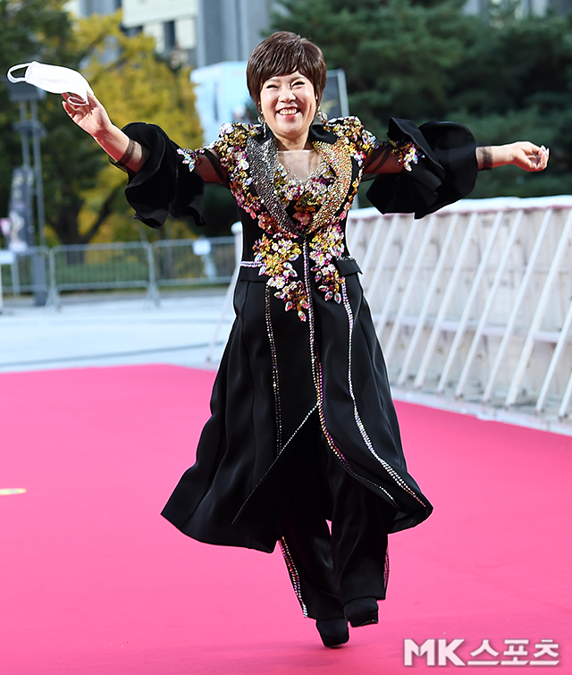 The 2021 Popular Culture Art Prize Red Carpet event was held at the National Theater of Korea, Jangchung-dong, Jung-gu, Seoul on the afternoon of the 28th.Singer Yonja Kim attends Red Carpet