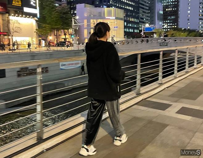 기자는 지난 17일부터 24일까지 '1만보 걷기' 챌린지를 시행했다. 갑자기 추워진 날씨에 매일 1만보를 걷는 것은 쉽지 않았다. 사진은 청계천 산책로를 걷는 모습. /사진=최다인 기자