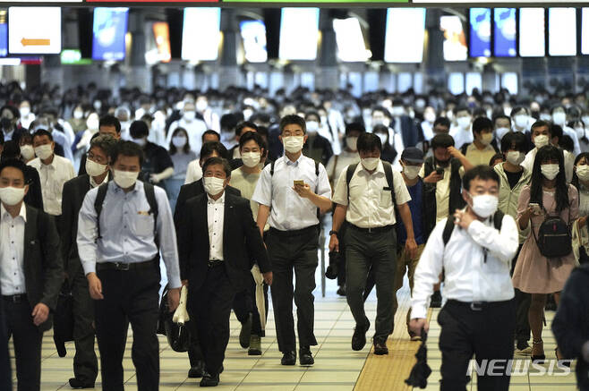 [도쿄(일본)=AP/뉴시스]지난 1일 일본 도쿄 시나가와역에서 시민들이 코로나19 감염 예방을 위해 마스크를 쓰고 지나가고 있다. 2021.10.28.