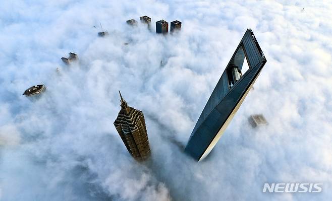 [상하이=신화/뉴시스] 중국에서 가장 높은 건물인 상하이 월드 파이낸셜 센터(SWFC). 27일 중국 정부는 초고층 빌딩 건축에 대한 규제를 구체화했다. 2021.10.28.