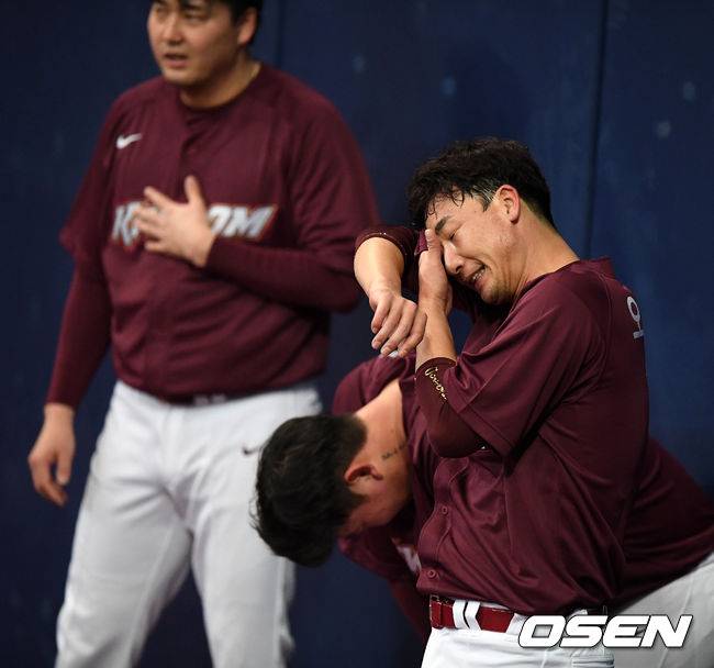 [OSEN=고척, 지형준 기자]오주원이 러닝을 마치고 땀을 닦아 내고 있다.&nbsp;2021.02.07 /jpenws@osen.co.kr