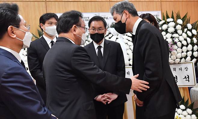 김부겸 국무총리가 27일 서울 종로구 서울대병원 장례식장에 마련된 고(故) 노태우 전 대통령 빈소를 찾아 조문을 하고 있다.&nbsp; &nbsp; 사진공동취재단