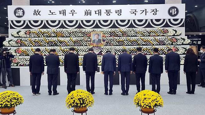 28일 오전 부산시청 1층 로비에 마련된 노태우 전 대통령 분향소에 이병진 행정부시장을 비롯한 부산시 간부 공무원들이 조문하고 있다. 박형준 부산시장은 서울 출장 중이어서 참여하지 못했고, 이날 운영을 시작한 분향소에 일반 시민의 조문은 뜸했다.    연합뉴스