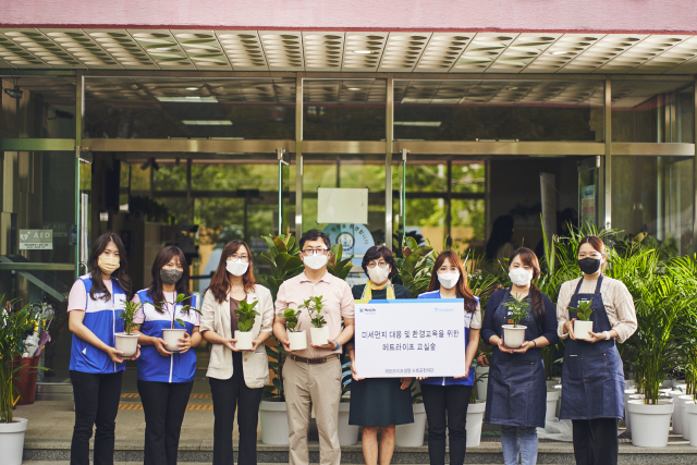 메트라이프생명 관계자들이 경북 의성군에 위치한 안계초등학교에 공기정화식물을 전달하고 교실숲 조성을 위한 봉사활동을 진행하고 있다. /사진 제공=메트라이프생명