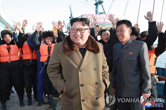 2018년 동해지구를 시찰하는 김정은 북한 국무위원장 (평양 조선중앙통신=연합뉴스) 김정은 북한 국무위원장이 '겨울철 집중 어로전투'가 한창인 동해지구의 수산사업소들을 시찰했다고 조선중앙통신이 1일 보도했다. 2018.12.1
    [국내에서만 사용가능. 재배포 금지. For Use Only in the Republic of Korea. No Redistribution] photo@yna.co.kr