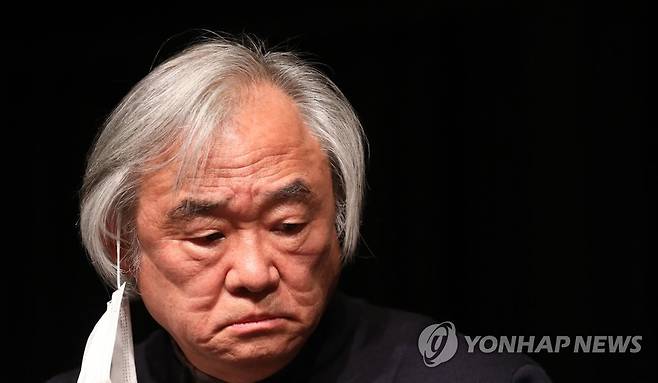 백건우, 부인 관련 기자회견 (서울=연합뉴스) 한상균 기자 = 28일 피아니스트 백건우 씨가 서초동 흰물결아트센터에서 부인 윤정희 방치 의혹 관련 기자회견 중 물을 마시기 위해 마스크를 벗고 있다. 백건우 씨는 이번 의혹을 제기한 MBC 'PD수첩'을 상대로 언론중재위원회에 정정보도와 11억원의 손해배상을 청구하는 조정을 신청했다. 2021.10.28 xyz@yna.co.kr