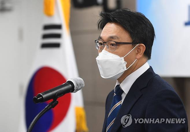 인사말 하는 공수처장 (과천=연합뉴스) 백승렬 기자 = 김진욱 고위공직자범죄수사처장이 28일 오후 정부과천청사 고위공직자범죄수사처에서 열린 하반기 공수처검사 임명장 수여식에서 인사말을 하고 있다. 2021.10.28 srbaek@yna.co.kr