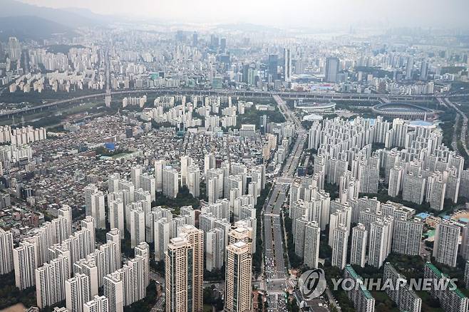 서울 아파트 값 평균 12억원 육박 서울의 평균 아파트값이 올해 들어서만 1억5천만 원 넘게 오르며 약 12억원에 육박하고 있다. 지난 5일 KB국민은행이 발표한 월간 주택가격동향 시계열 통계에 따르면 지난 9월 서울 아파트 평균 매매가는 11억9천978만원으로, 12억원에 근접했다. [연합뉴스 자료사진]