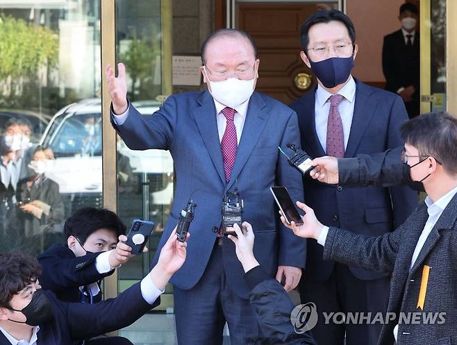 임성근 前부장판사 탄핵 각하… 입장 밝히는 임성근 측 변호인 (서울=연합뉴스) 한종찬 기자 =  28일 오후 서울 종로구 헌법재판소에서 임성근 전 부장판사 탄핵심판 사건의 선고 공판이 열렸다. 공판이 끝난 뒤 임 전 부장판사의 변호인 이동흡(왼쪽), 강찬우 변호사가 입장을 밝히고 있다. 이날 공판에서 헌재는 재판관 5(각하)대 3(인용) 의견으로 이같이 결정했다. 재판관 1명은 심판 절차를 종료해야 한다는 의견을 냈다. 국회가 올해 2월 4일 헌정사상 처음으로 법관인 임 전 부장판사에 대한 탄핵소추를 결정한 지 8개월여 만에 나온 결론이다. 2021.10.28 saba@yna.co.kr