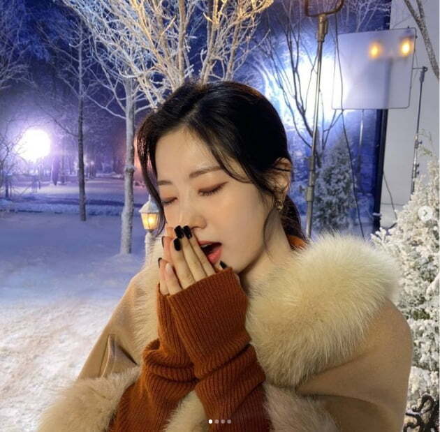 Group TWICE member Dahyun told her daily life.Dahyun posted four photos on the official Instagram of TWICE on the 29th.In the open photo, there is a picture of Dahyun posing in a coat in a winter background.On the other hand, TWICE, which Dahyun belongs to, will release the Regular 3rd album Formula of Love: O + T=<3 (Formula of Love: O + T=<3) on November 2.Photo: TWICE SNS