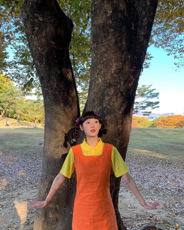 Actor Lee Yoo-Mi has turned into a slug doll, Young-hee.Lee Yoo-Mi posted on her Instagram page on 29th, #happy halloween. Sorry to run away. I was so ashamed. #Squid game #Younghee.Lee Yoo-Mi in the photo posted together is dressed as a doll in Netflix Squid Game on Halloween Day.It is cute and lovely to wear an orange skirt in a yellow T-shirt and braided hair with a bifurcation. It attracts attention with a  -shaped pin like the signature of Squid Game on the head.Lee Yoo-Mi starred as Ji Young in the Netflix series Squid Game.