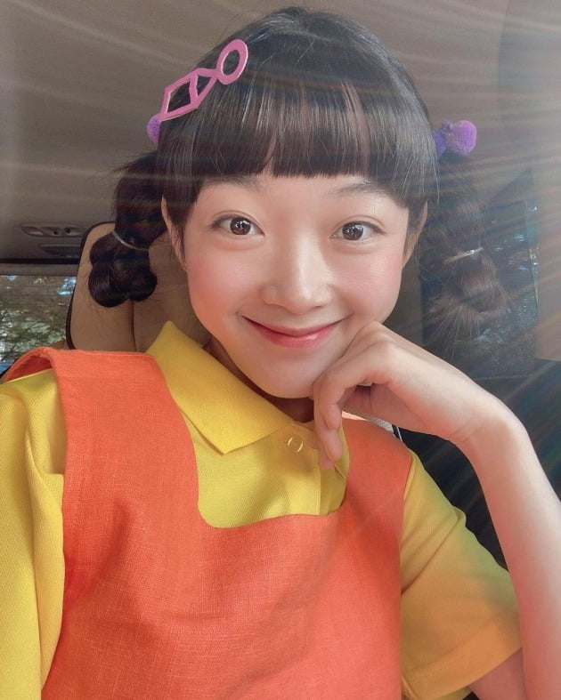 Actor Lee Yoo-Mi has turned into a slug doll, Young-hee.Lee Yoo-Mi posted on her Instagram page on 29th, #happy halloween. Sorry to run away. I was so ashamed. #Squid game #Younghee.Lee Yoo-Mi in the photo posted together is dressed as a doll in Netflix Squid Game on Halloween Day.It is cute and lovely to wear an orange skirt in a yellow T-shirt and braided hair with a bifurcation. It attracts attention with a  -shaped pin like the signature of Squid Game on the head.Lee Yoo-Mi starred as Ji Young in the Netflix series Squid Game.