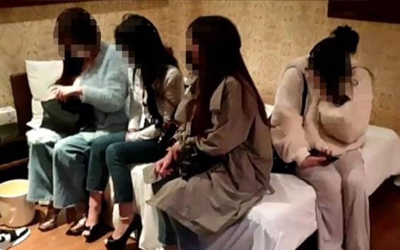 호텔과 유흥주점을 연결해 불법 영업을 이어오던 국내 최대 규모의 ‘풀살롱’이 29일 경찰에 적발됐다. (사진=수서경찰서 제공)