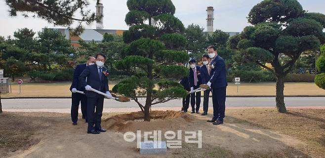 박지현(오른쪽 첫번째) 한국전기안전공사 사장이 29일 한국서부발전 서인천 연료전지 발전소 5단계 준공식에서 기념식수 행사에 참여하고 있다. 한국전기안전공사 제공.