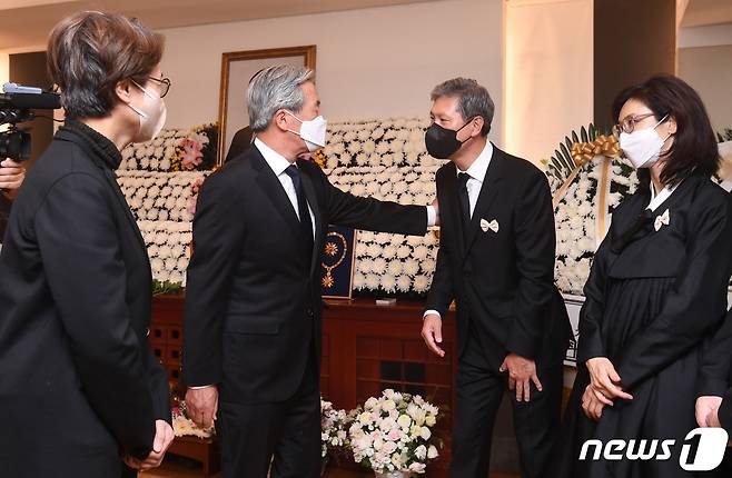 정몽준 아산재단 이사장 내외가 29일 서울 종로구 서울대병원 장례식장에 마련된 고(故) 노태우 전 대통령 빈소를 찾아 조문한 뒤 노재헌 동아시아문화센터 이사장, 노소영 아트센터 나비 관장을 위로하고 있다. 2021.10.29/뉴스1 © News1 사진공동취재단