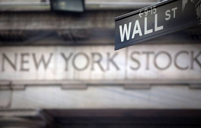 뉴욕증권거래소(NYSE) 앞에 설치된 월스트리트 거리 표지판. /연합뉴스