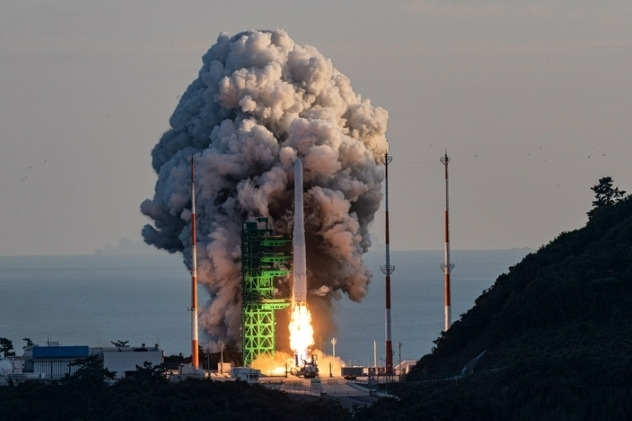 한국형 발사체 '누리호(KSLV-Ⅱ)’가 비정상 비행을 했다. 고도 700km에 도달해 위성 모사체를 초속 7.5km의 속도로 궤도에 투입했어야 하나 이에 실패한 것으로 추정된다.고흥 나로우주센터=사진공동취재단