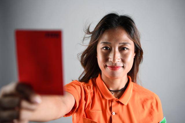 오현정 축구 국제심판을 20일 서울 중구 한국일보사에서 만났다. 그에게 레드카드를 들어달라고 부탁했다. 실제 경기 땐, ‘엄근진’ 모드다. 한지은 인턴기자