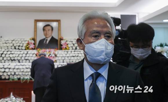 허화평 미래한국재단 이사장이 29일 서울 종로구 서울대병원 장례식장에서 마련된 故 노태우 전 대통령 빈소에서 조문을 하고 있다.[사진=사진공동취재단]