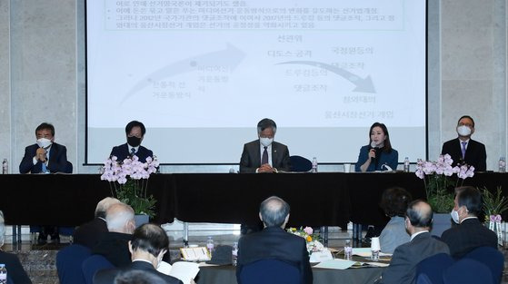 이홍구 전 국무총리 미수 기념 심포지엄 제2회의에 참석한 김진국(왼쪽부터) 관훈클럽정신영기금 이사장, 장훈 중앙대 교수, 이정복 서울대 명예교수, 김민전 경희대 교수, 김용호 경희대 특임교수. 우상조 기자/20211028