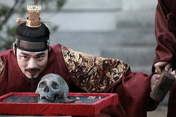 영화 '간신'에서 광기 어린 미소를 짓고 있는 연산군(김강우)