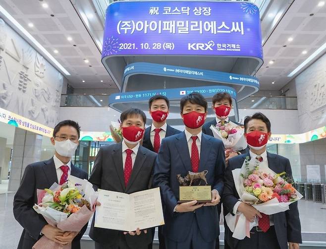 김태욱 대표(오른쪽 두번쨰)가 한국거래소에서 신규 상장 기념식 이후 촬영을 하고 있다.