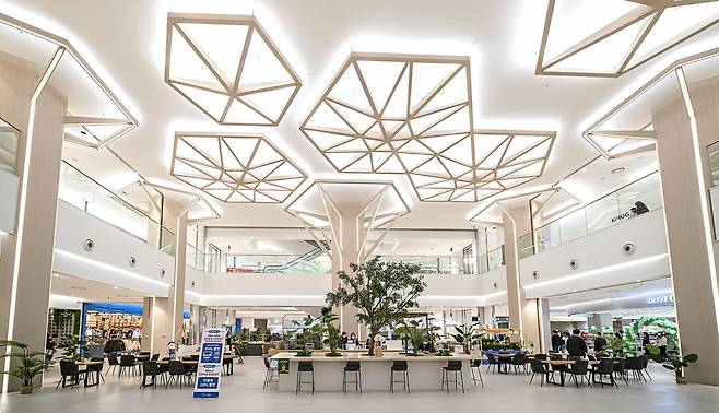 AK플라자가 29일 경기도 광명시 일직동에 데일리 프리미엄 쇼핑몰 ‘AK플라자 광명점’을 정식 오픈했다. 중앙에 보이는 곳이 목공품을 만들 수 있는 지하 2층 ‘프랑스 목공소’다. [AK플라자 제공]