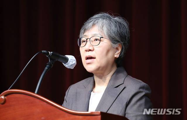 [청주=뉴시스]강종민 기자 = 질병관리본부가 질병관리청으로 승격됐다. 14일 오전 충북 청주 질병관리청에서 열린 개청 기념식에서 정은경 초대 청장이 기념사를 하고 있다. 2020.09.14. ppkjm@newsis.com