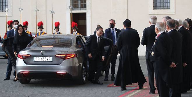 [바티칸=뉴시스] 김진아 기자 = 교황청을 공식 방문한 문재인 대통령과 부인 김정숙 여사가 29일(현지시간) 차량에서 내리고 있다. 2021.10.29. bluesoda@newsis.com