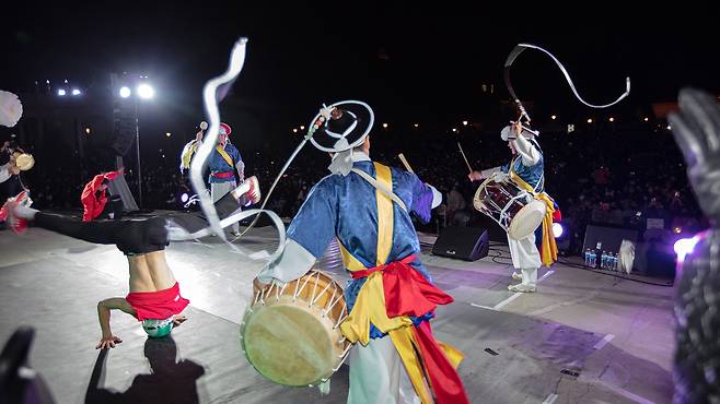 미국 샌디에이고 발보아 파크, 축하공연 전통 사물놀이와 B-보이 퍼포먼스. 서울신문 DB