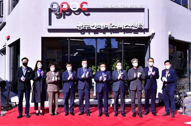 ​이용섭 광주시장이 28일 오후 동구 서남동 인쇄집적지에 들어선 '광주인쇄비즈니스센터' 개소식에 참석해 이병훈 국회의원, 임택 동구청장, 지역 인쇄소공인 등 내빈들과 제막식을 하고 있다. ⓒ광주시​