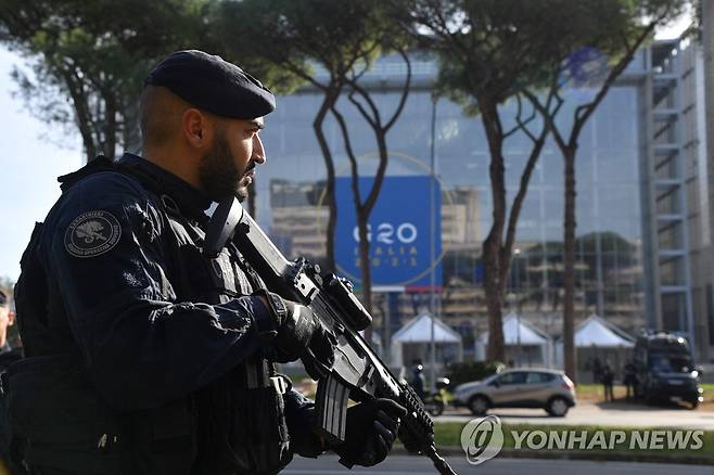 G20 정상회의장 앞에 배치된 무장 경비병력  (로마 AFP=연합뉴스) 화기를 든 경비병력이 28일(현지시간) G20 정상회의장인 라누볼라 컨벤션센터 앞에서 경계 활동을 펴고 있다. 2021.10.29. photo@yna.co.kr