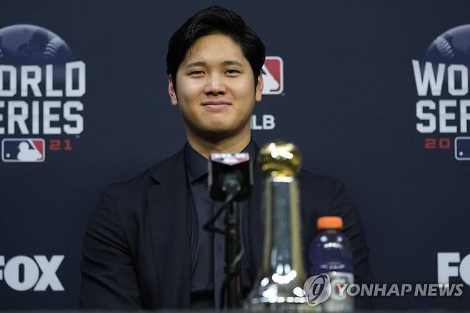 MLB 투타 겸업 열풍 주도하고 트로피 수집 중인 오타니 [AP=연합뉴스 자료사진]