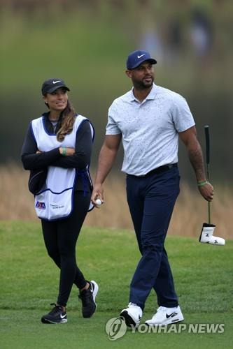 LPGA투어 대회 셀러브리티 자격으로 출전한 힉스와 캐디를 맡은 샤이엔 우즈. [AFP/게티이미지=연합뉴스]