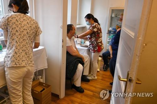 헝가리의 한 병원에서 코로나19 백신을 맞는 시민들 [AFP 연합뉴스 자료사진. 재판매 및 DB 금지]