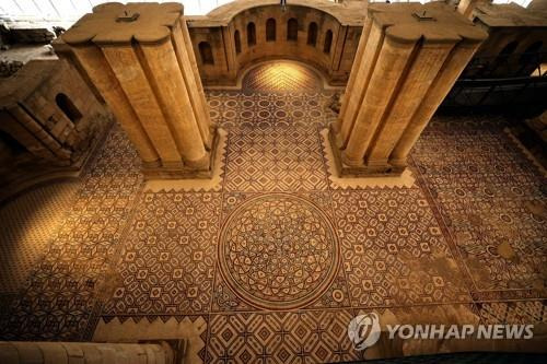 카펫을 깔아놓은 듯  팔레스타인 예리코에 있는 히샴궁전 바닥의 화려한 모자이크 장식. [AFP 연합뉴스 자료사진. 재판매 및 DB 금지]