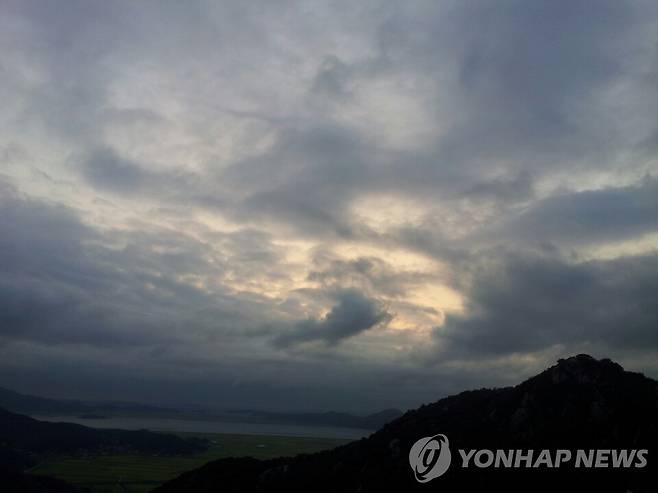 구름 낀 하늘 [촬영 최재영]