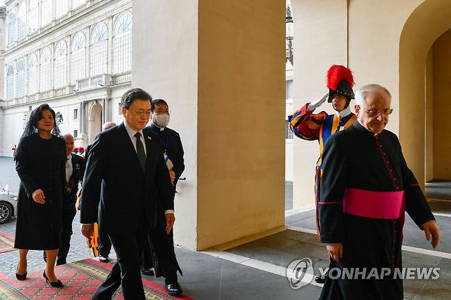 프란치스코 교황과 단독 면담 나선 문재인 대통령 (바티칸=연합뉴스) 최재구 기자 = 29일 교황청을 공식 방문한 문재인 대통령이 프란치스코 교황과 단독 면담을 위해 레오나르도 사피엔자 몬시뇰 교황청 궁내원 의전 담당의 안내를 받으며 면담장으로 향하고 있다. 2021.10.29 [교황청 제공. 재판매 및 DB금지] jjaeck9@yna.co.kr