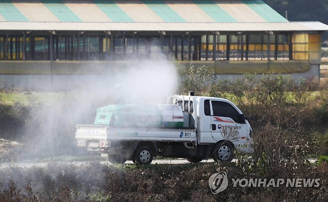 조류인플루엔자 예방을 위한 방역 [연합뉴스 자료사진]