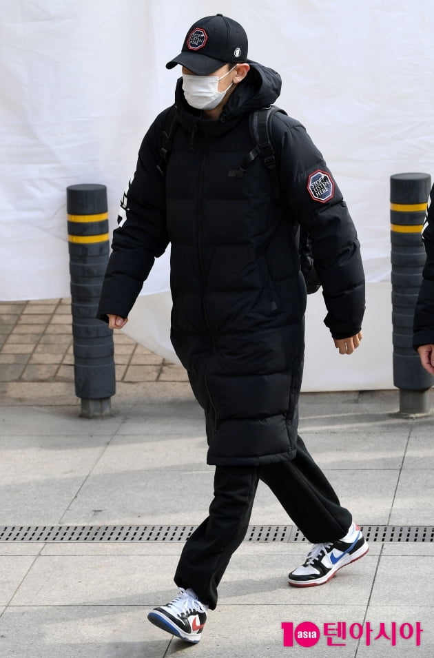 EXO Chanyeol, a group serving in the military, is arriving for the appearance of the armys musical Maisas Song at the Woori Financial Art Hall in Olympic Park, Bangi-dong, Seoul on the morning of the 30th.