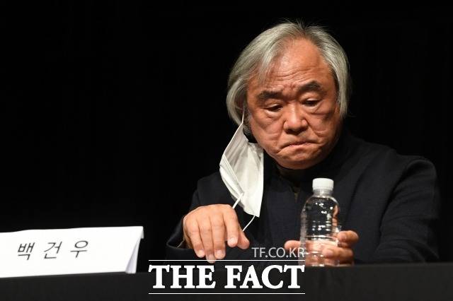 피아니스트 백건우가 28일 서울 서초구 흰물결아트센터에서 부인 윤정희 방치 의혹 관련 기자회견을 열고 취재진의 질문을 듣던 중 물을 마시고 있다. /남용희 기자