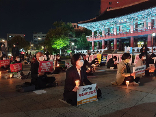 심상정 정의당 대선 후보와 무주택 시민들이 29일 서울 종로구 보신각 일대에서 문재인 정부의 부동산 정책을 규탄하는 촛불집회를 하고 있다. <무주택자 공동행동 제공>