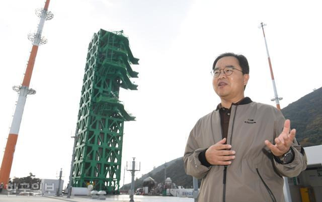 강선일 한국항공우주연구원 발사대 팀장이 27일 전남 고흥군 나로우주센터 제2발사대 앞에서 이야기하고 있다. 고흥=배우한 기자