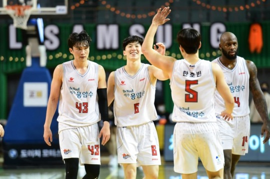 승리를 자축하는 오리온 선수들.[KBL 제공]