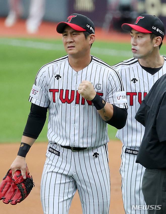 [서울=뉴시스] 조성우 기자 = 11일 오후 서울 송파구 잠실야구장에서 열린 2021 신한은행 SOL KBO리그 KT 위즈와 LG 트윈스 경기, LG 선발투수 이민호가 역투하고 있다. 2021.10.11. xconfind@newsis.com