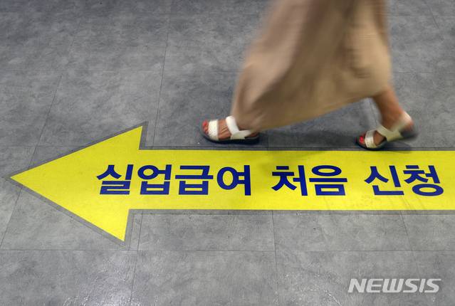 [서울=뉴시스]고승민 기자 = 지난 7월13일 서울서부고용복지플러스센터를 찾은 구직자가 상담을 받으러 가고 있다. 2021.07.13. kkssmm99@newsis.com