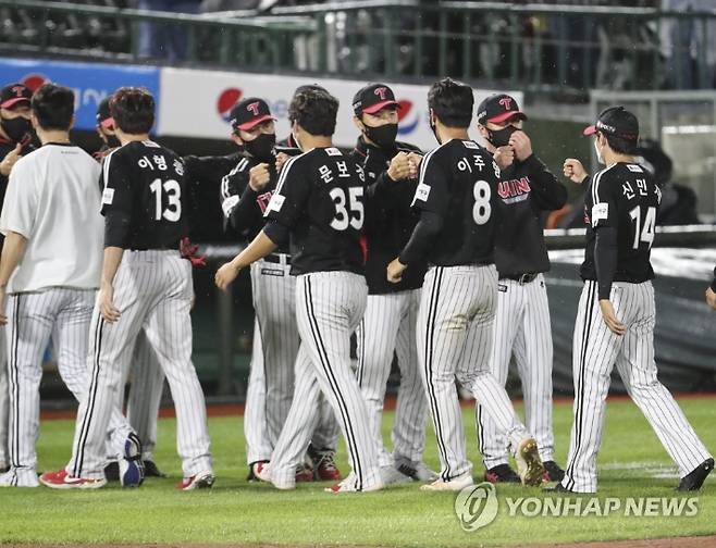 29일 롯데와 원정에서 승리하며 30일 정규리그 최종전에서 1위 도약의 희망을 안은 LG. 연합뉴스