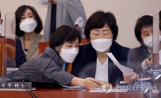 김경선(왼쪽) 여성가족부 차관이 지난 22일 오전 국회 여성가족위원회 국정감사에서 정영애 장관의 답변 자료를 살피고 있다. 김 차관은 지난달 말 과장급 간부들과 정책공약 회의를 갖고 민주당 대선공약 관련 정책 개발을 지시했다는 의혹을 받고 있다. 국민의힘 소속 국회 여성가족위 위원인 전주혜, 김정재, 김미애, 서정숙, 양금희, 이양수 의원 등은 29일 국회에서 기자회견을 갖고 “김 차관이 직원들을 시켜 여당 대선공약을 만들고 있다는 사실이 밝혀졌다”며 즉각적인 김 차관 경질을 촉구했다.