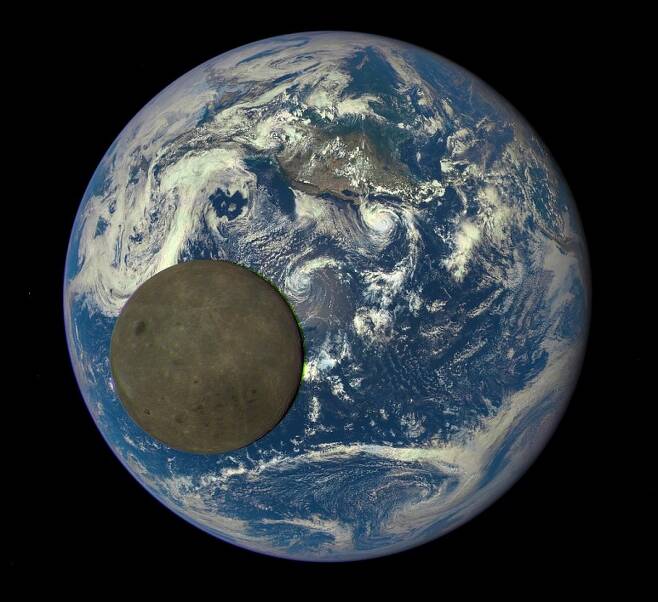 NASA의 심우주기후관측위성(DSCOVR)이 160만km 떨어진 지구-태양 간 궤도에서 찍은 달과 지구. 사진에서 보이는 달의 모습은 지구에서 볼 수 없는 달의 뒷면이다. 지구에서 달은 그믐달이다. 달의 나이는 약 44억 년으로 추정된다