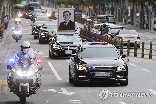 영결식장 향하는 노태우 전 대통령 운구 행렬 (서울=연합뉴스) 임화영 기자 = 30일 오전 서울 서대문구 고(故) 노태우 전 대통령 사저에서 고인의 노제를 마친 운구 차량이 영결식을 위해 올림픽공원 평화의 광장으로 향하고 있다. 2021.10.30 hwayoung7@yna.co.kr